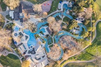 3 utomhuspooler, cabanor (tilläggsavgift) och parasoller