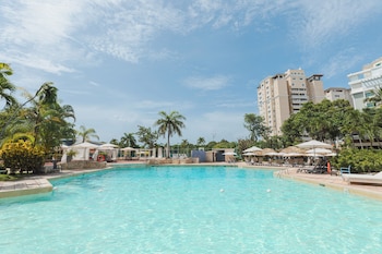 2 outdoor pools, free cabanas, pool umbrellas