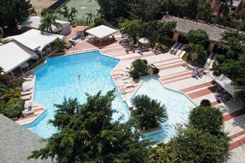 2 piscines extérieures, cabanas gratuites, parasols