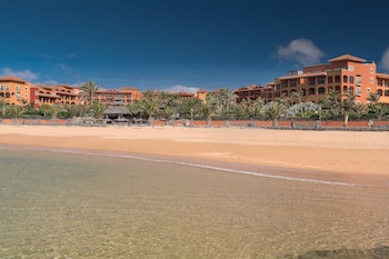 3 outdoor pools, pool umbrellas, pool loungers