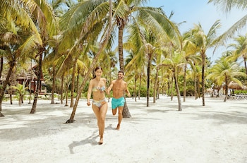 5 albercas al aire libre, sombrillas en la alberca y camastros