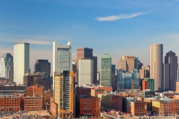 2 bars/lounges, pub, lobby lounge