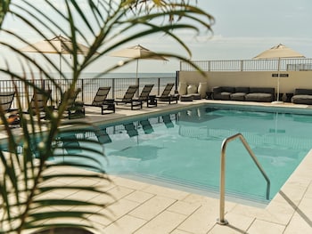 Piscine extérieure, parasols, chaises longues