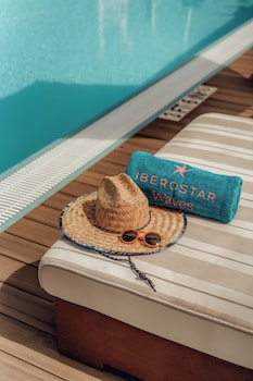 Serveert ontbijt, lunch, diner, buitendiner