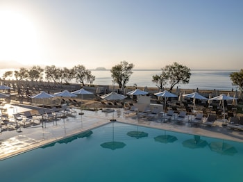 Piscine extérieure, parasols de plage, chaises longues