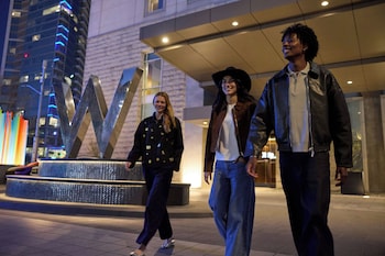 สระว่ายน้ำกลางแจ้งเปิดตามฤดูกาล