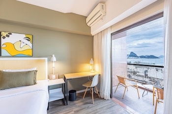 Hồ bơi ngoài trời, mở cửa từ 10:00 đến 22:00, ghế dài tắm nắng 