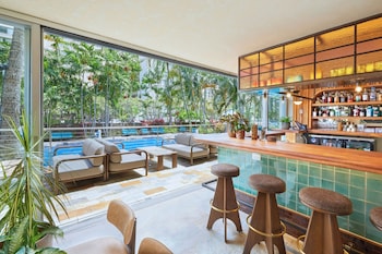 Bar de cocteles, con vista a la alberca, abre todos los días