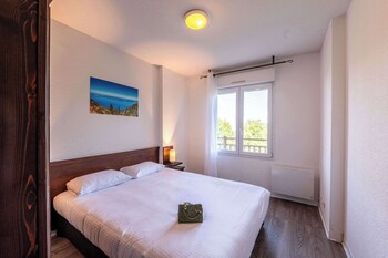 Appartement 1 Chambre - Vue sur Lac | Desk, iron/ironing board, free WiFi, bed sheets