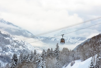 Alberca al aire libre y camastros