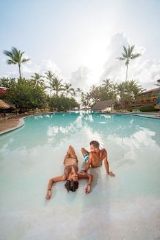 3 piscines extérieures, parasols, chaises longues
