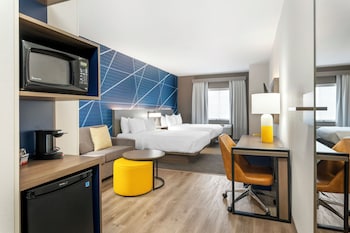 Camas con pillow-top, escritorio y cortinas blackout 
