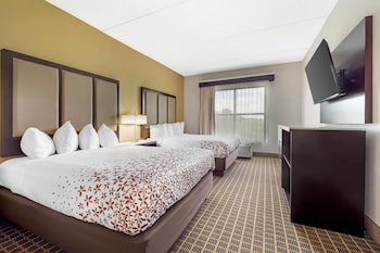 Suite, 2 camas Queen size, para no fumadores | Escritorio, espacio para trabajar con laptop y cortinas blackout 