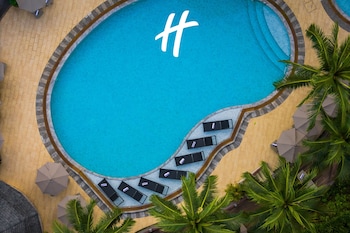 2 piscines extérieures, parasols de plage, chaises longues