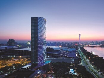 室内游泳池,季节性开放的室外游泳池,6:00 至 23:00 开放, 池畔遮阳伞, 日光浴躺椅