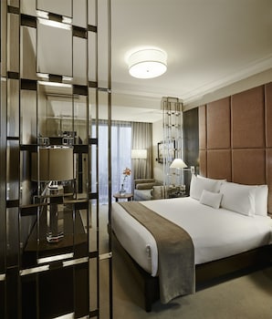 Executive suite, terras | Luxe beddengoed, een minibar, een kluis op de kamer, een bureau