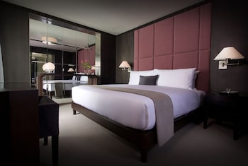 Executive-Suite, Terrasse | Hochwertige Bettwaren, Minibar, Zimmersafe, Schreibtisch