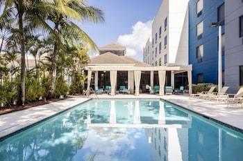 Outdoor pool, pool umbrellas, sun loungers