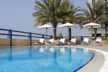 Piscine extérieure, parasols, chaises longues
