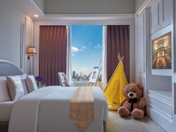 Piscine extérieure, chaises longues