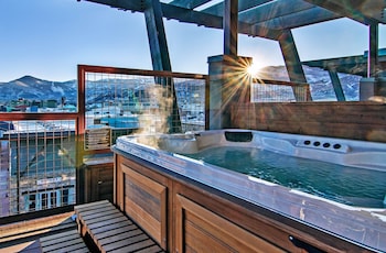 Stadtwohnung, Mehrere Betten, Whirlpool, Bergblick | Ausblick vom Zimmer