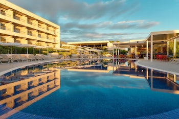 2 Bars/Lounges, Poolbar
