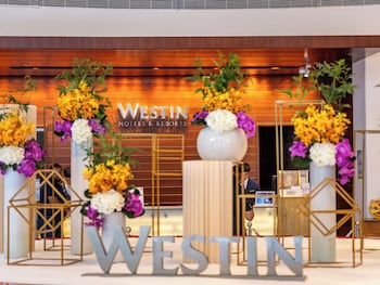 Een binnenzwembad en een buitenzwembad