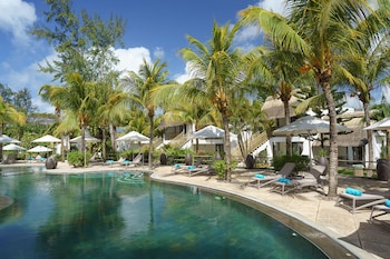 2 outdoor pools, sun loungers