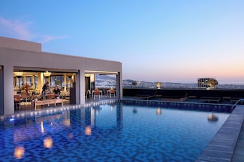 Piscine extérieure en saison, accès possible de 10 h à 19 h 30, parasols