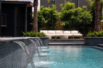 Piscine extérieure, parasols, chaises longues