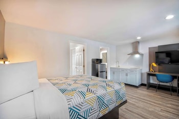 Refrigerador con freezer, microondas, placa de cocina, cafetera/tetera