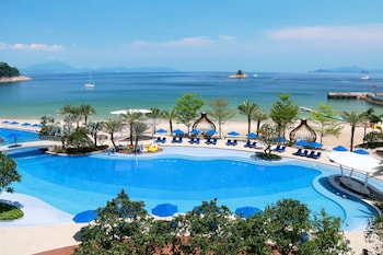 2 indoor pools, 4 outdoor pools, sun loungers