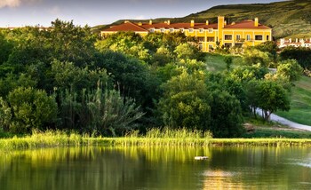 Indendørs pool, 2 udendørs pools, døgnåben, parasoller, liggestole