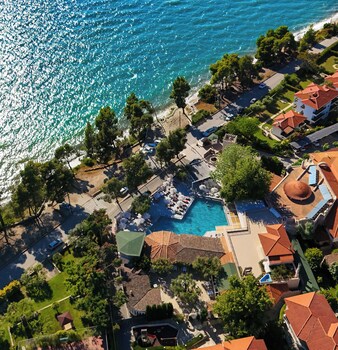 Minibar, in-room safe, blackout drapes, free WiFi