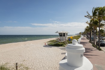 Premium bedding, in-room safe, desk, laptop workspace