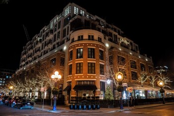 供应早餐、午餐和晚餐