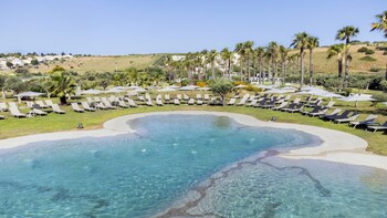 Piscine extérieure en saison, parasols, chaises longues