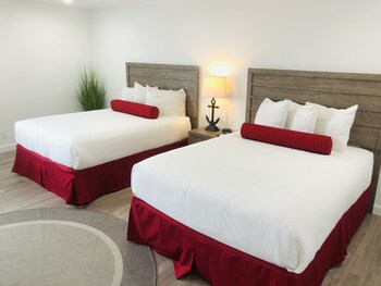 Habitación Deluxe, 2 camas Queen size, vista al océano | Ropa de cama de alta calidad y decoración personalizada 