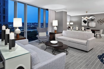 Se sirven cenas; con mesas al aire libre 