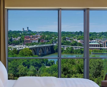Se sirven cenas; con mesas al aire libre 