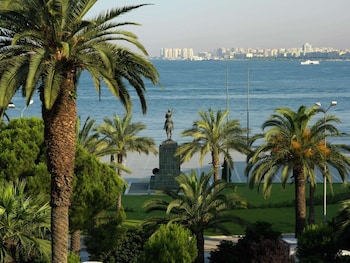 Enjoy panoramic views of the city and water from this rooftop space, perfect for dining al fresco or social gatherings.