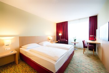 Hypo-allergenic bedding, in-room safe, desk, laptop workspace