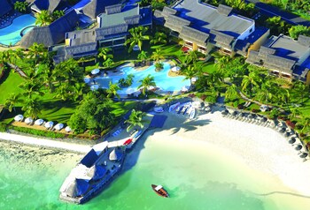 2 albercas al aire libre, sombrillas en la alberca y camastros