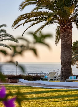 Piscine couverte, parasols de plage, chaises longues