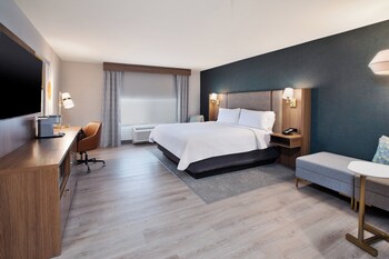 Una cassaforte in camera, con arredamento individuale, una scrivania