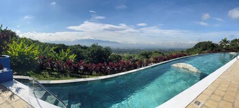 3 piscines extérieures, parasols de plage, chaises longues