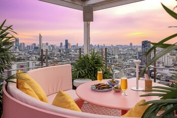 2 restaurantes, se sirven desayunos, comidas, cenas y cocina italiana