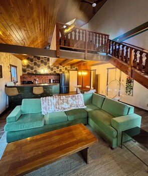 Loft familiar | Tabla de planchar con plancha, wifi gratis, ropa de cama y despertador