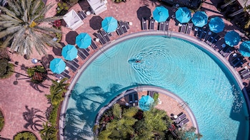 Piscina externa, funciona das 7h às 23h, barracas, guarda-sóis