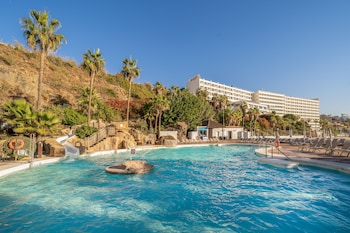 2 utomhuspooler, parasoller och solstolar